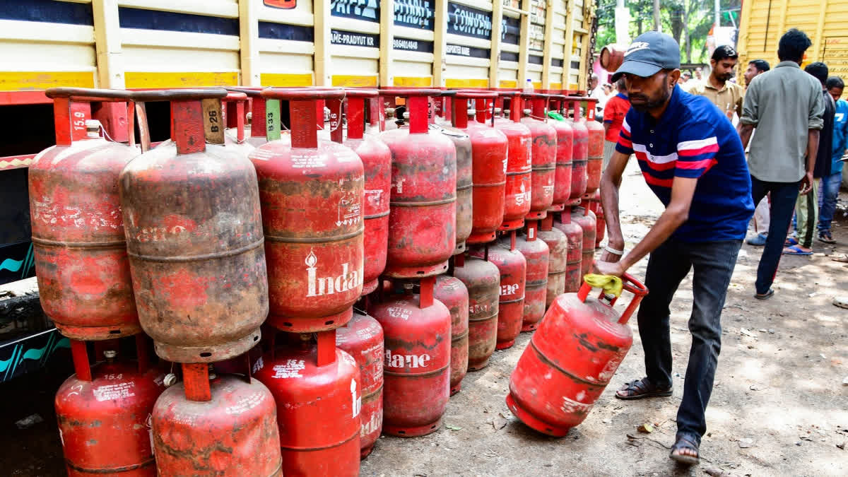 Inter-Ministerial Briefing On West Asia: 15,000+ LPG Cylinders Seized; States Asked To Expedite CGD Pipeline Approval Inter Ministerial Briefing On West Asia 15000 LPG Cylinders Seized States Asked To Expedite Approvals For CGD Pipelines