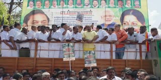 கூட்டத்தில் மயங்கி விழுந்த அதிமுக மாவட்ட செயலாளர்