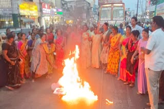 சி.வி.சண்முகம் உருவ பொம்மையை எரித்து போராட்டம்
