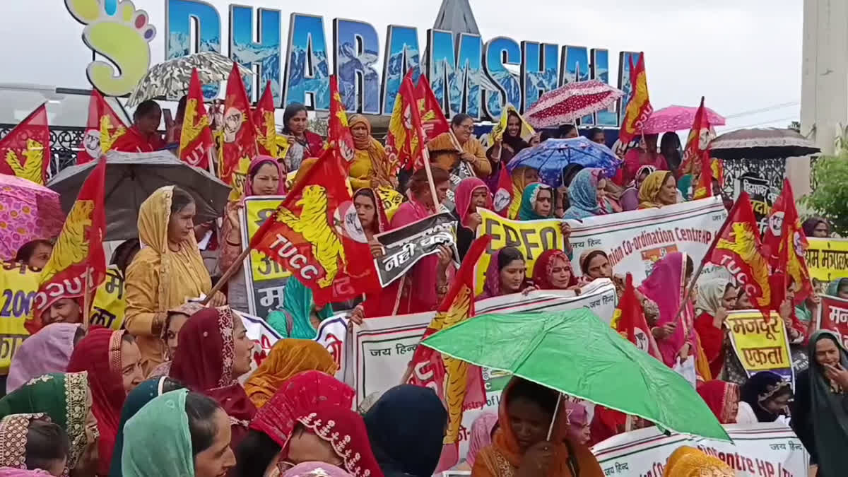 सरकार के खिलाफ प्रदर्शन करते श्रमिक