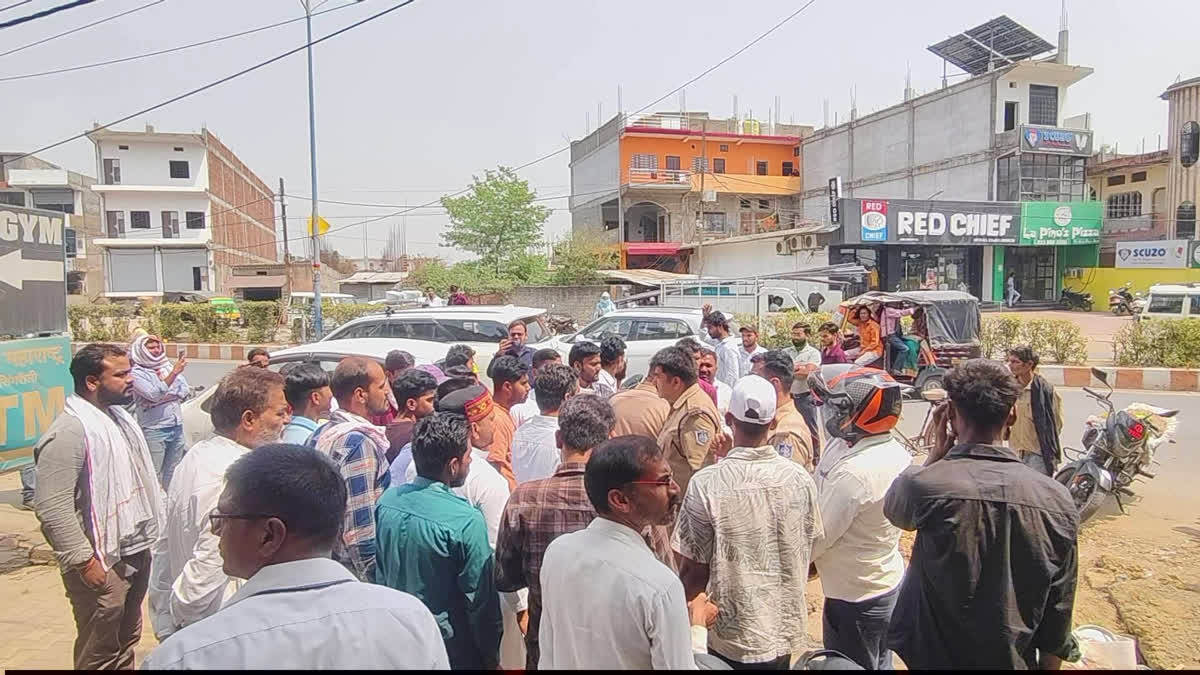 Daylight Armed Robbery At Bank Of Maharashtra In Singrauli; Cash, Gold Looted Daylight Armed Robbery At Bank Of Maharashtra In Singrauli; Cash, Gold Looted