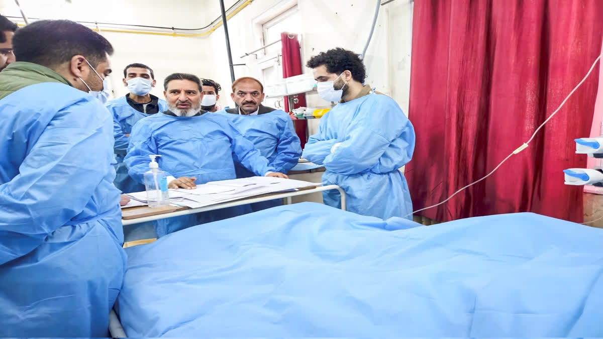 Kashmiri Leaders Urge Centre To Release MP Er Rashid On Compassionate Grounds Kashmiri political leaders on Friday appealed the Central government to release Member of Parliament from Baramulla Engineer Rashid from prison as his father is admitted in a Srinagar hospital with critical illness.