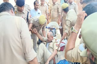 मौके पर मौजूद पुलिसकर्मी