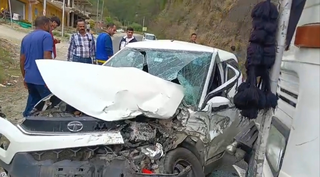 Car and Truck Collide on NH 705