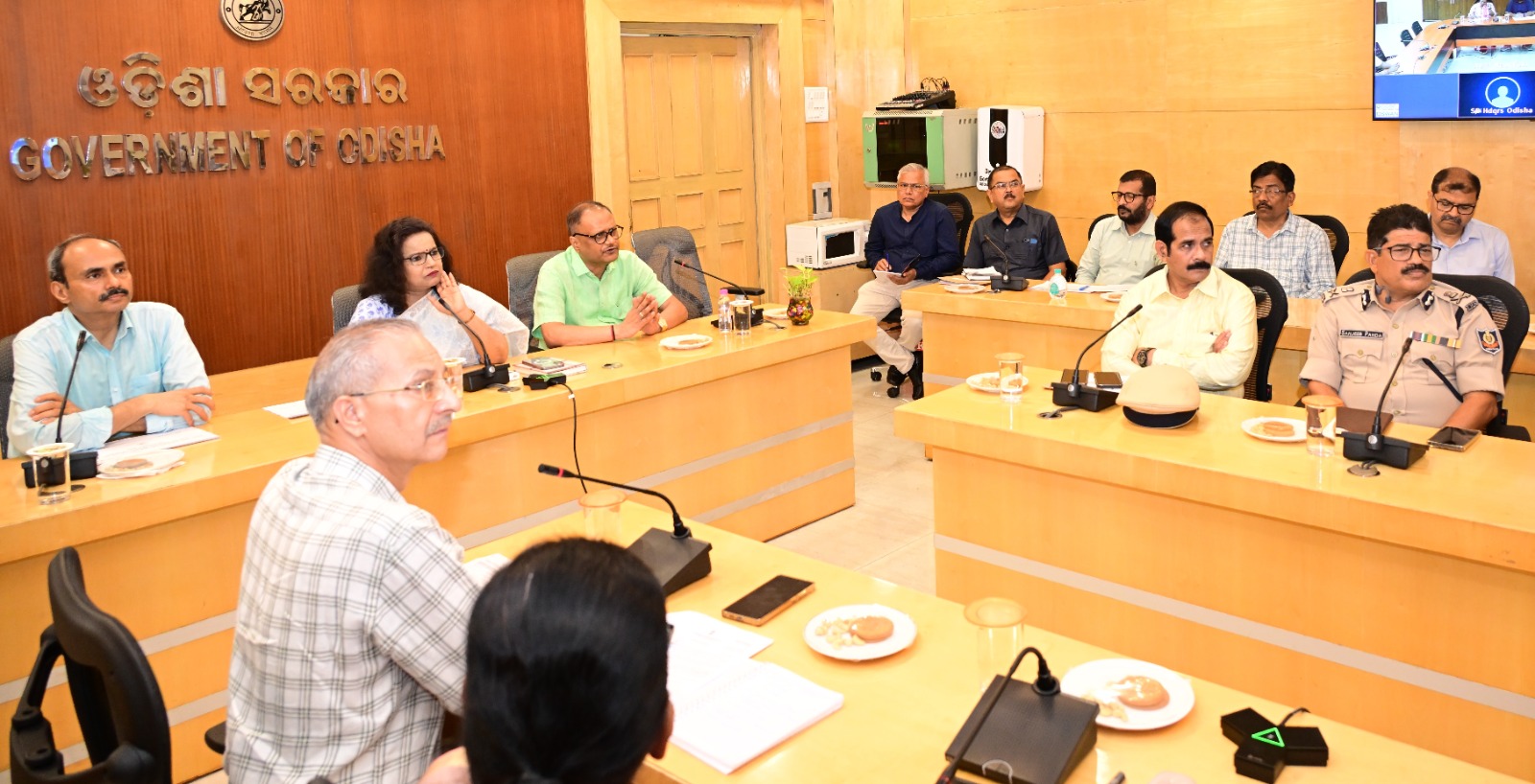 ଲୋକସେବା ଭବନରେ ଅନୁଷ୍ଠିତ ବୈଠକରେ ରାଷ୍ଟ୍ରପତିଙ୍କ ଗସ୍ତ କାର୍ଯ୍ୟକ୍ରମର ପ୍ରସ୍ତୁତି ତୃଟି ଶୂନ୍ୟ କରିବା ଉପରେ ମୁଖ୍ୟ ଶାସନ ସଚିବ ସଂପୃକ୍ତ ବିଭାଗର ସଚିବ ତଥା ଅଧିକାରୀଙ୍କୁ ନିର୍ଦ୍ଦେଶ ଓ ପରାମର୍ଶ ଦେଇଛନ୍ତି ।