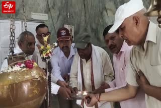 मंदिर में पूजा पाठ करते पूर्व सैनिक.