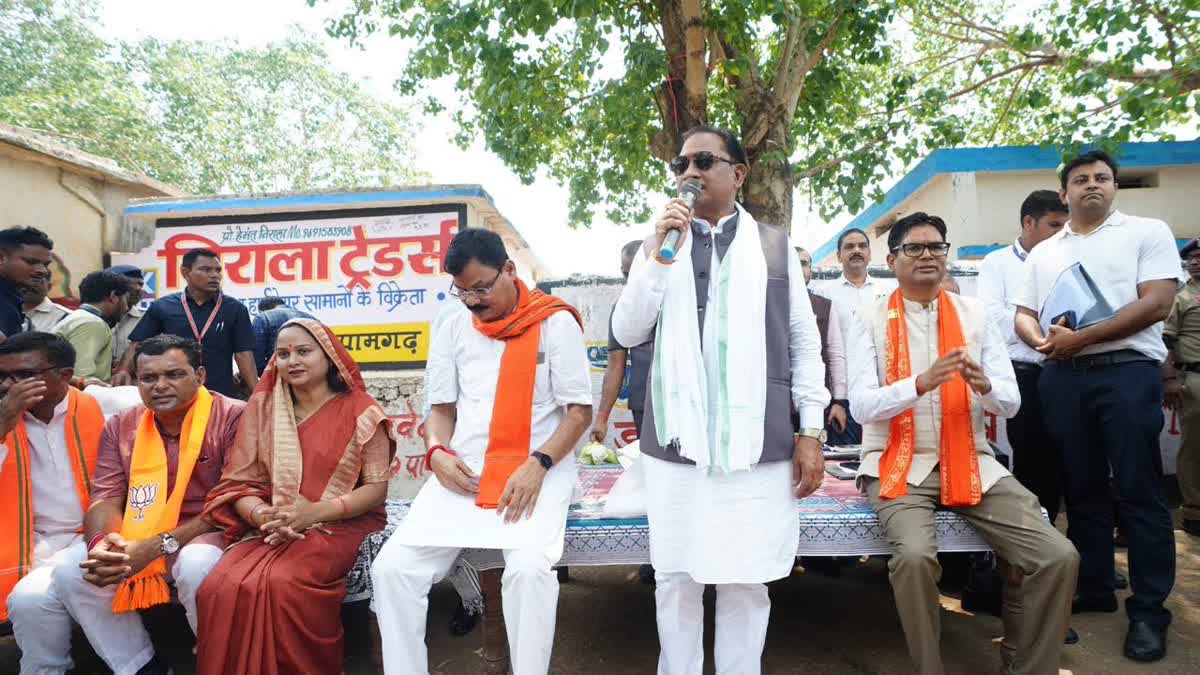 सुशासन तिहार 2026: सीएम का हेलीकॉप्टर जांजगीर चांपा के कोसला गांव में उतरा,  कौशल्या मंदिर में साय ने की पूजा