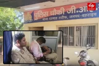 पुलिस चौकी जीआईसी में बैठे दोनों आरोपी पुलिस कर्मी.