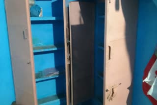 घर में खुली पड़ी आलमारियां