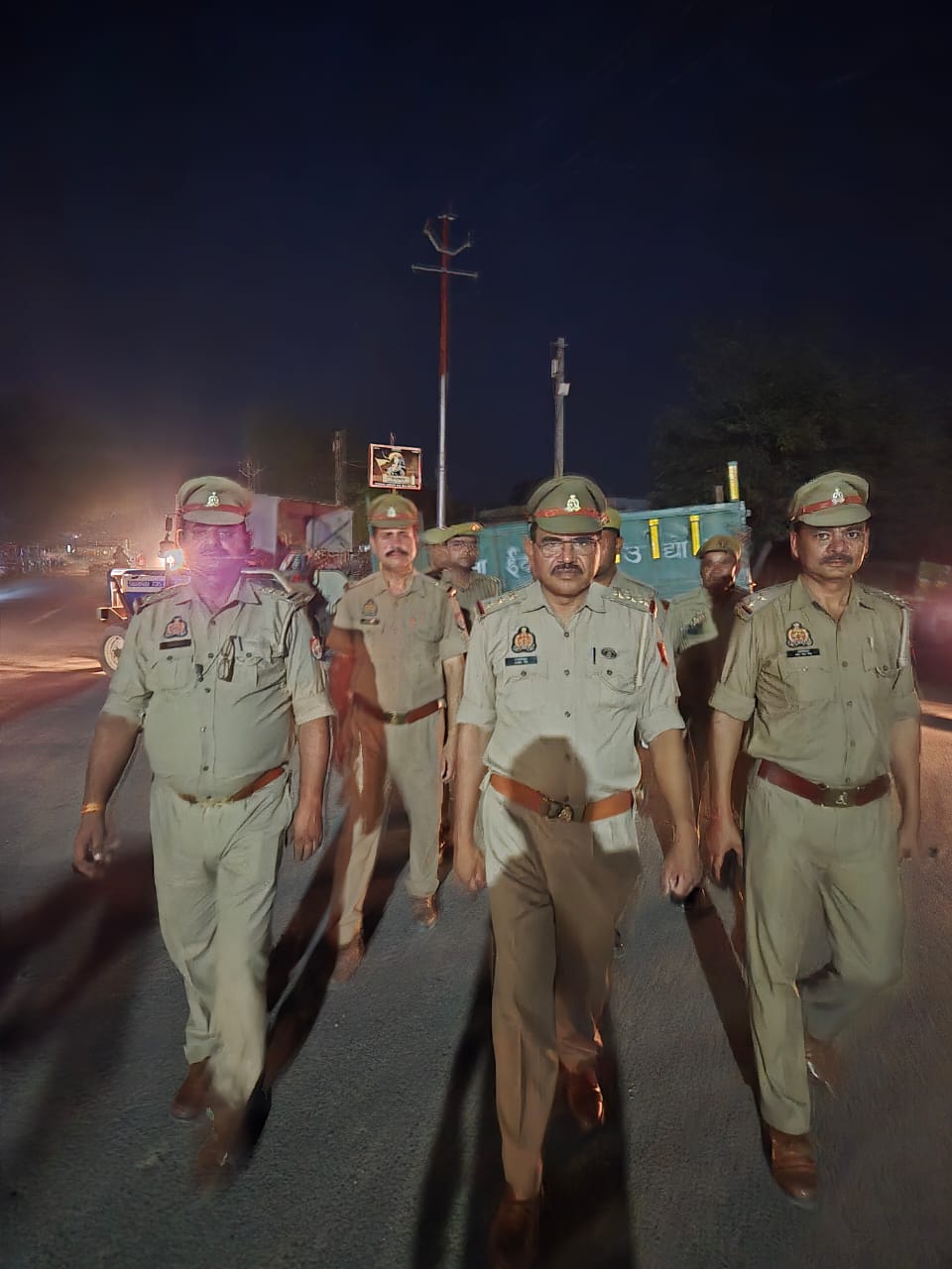 सुरक्षा व्यवस्था परखते पुलिस अधिकारी.