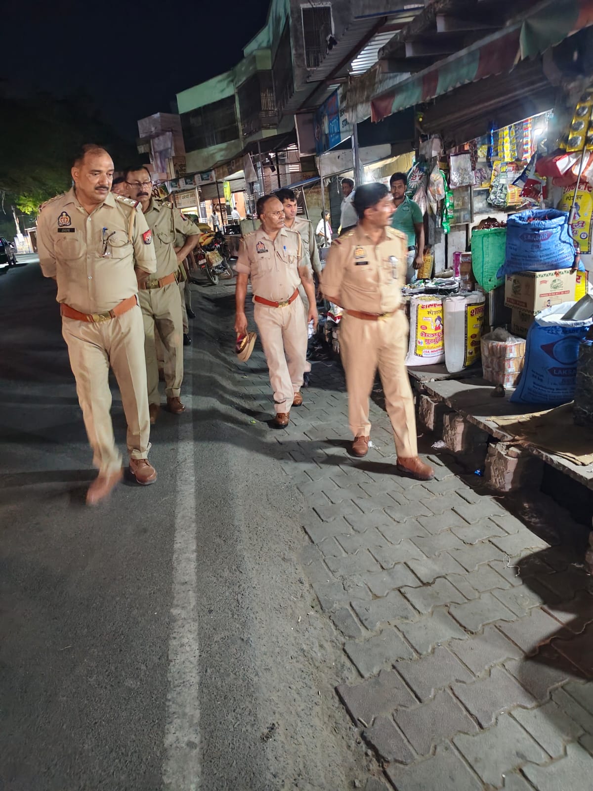 सुरक्षा व्यवस्था परखते पुलिस अधिकारी.