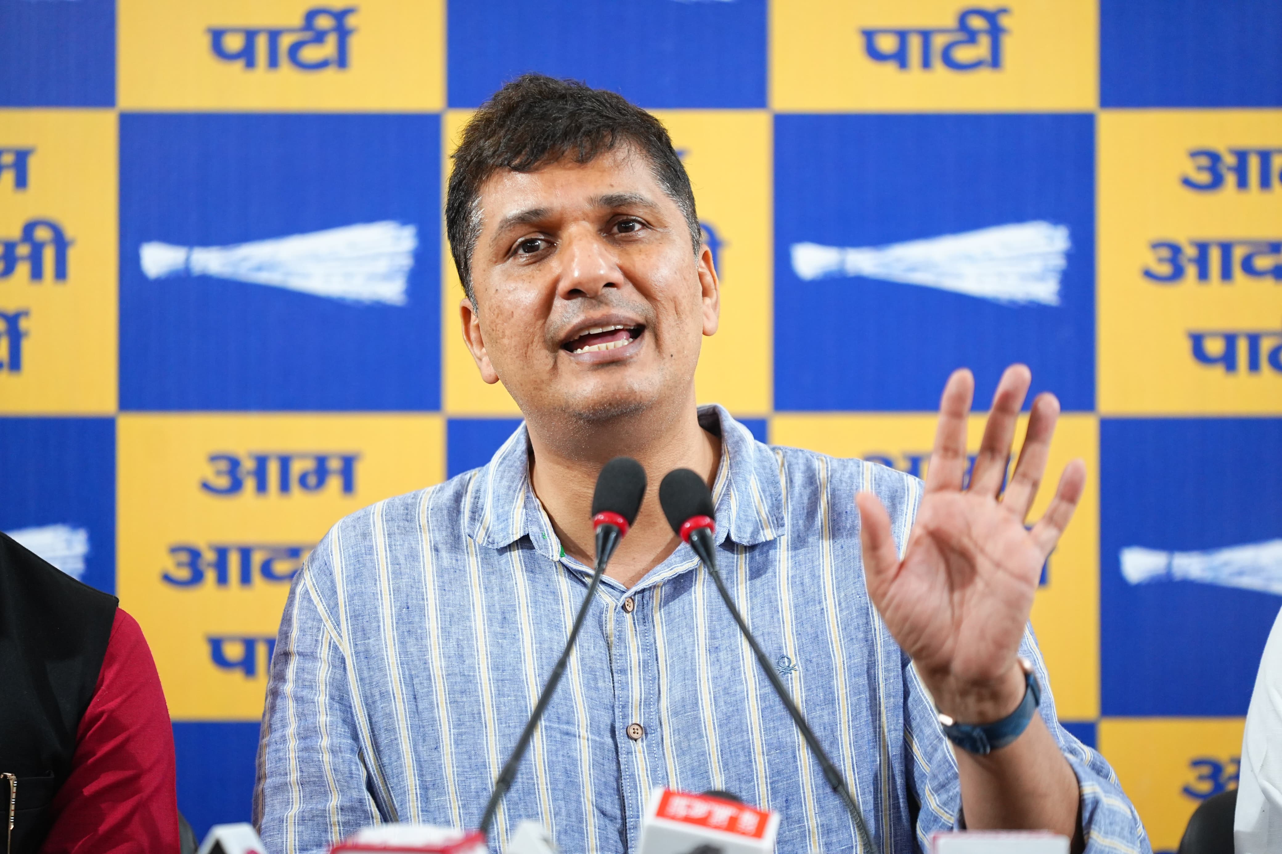 मोहल्ला क्लिनिक और डिस्पेंसरी पर नया पेंट कराना बीजेपी की उपलब्धि
