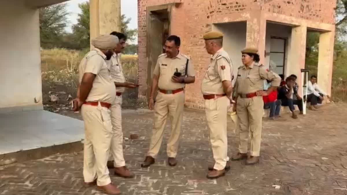 मौके पर मौजूद पुलिसकर्मी