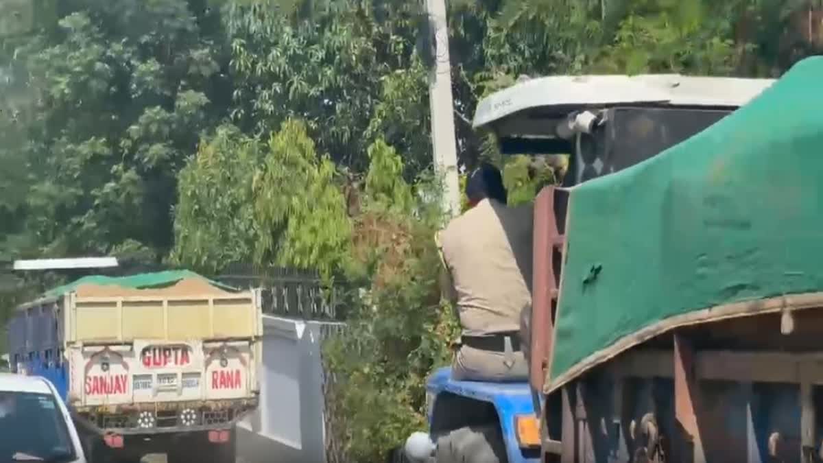 दो ट्रैक्टरों पर हुई कार्रवाई