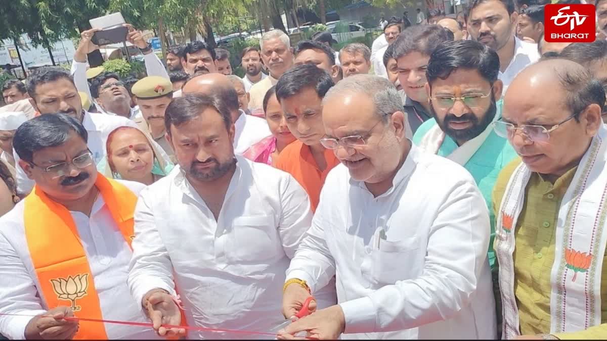 चित्र प्रदर्शनी का उद्घाटन करते MSME मंत्री भूपेंद्र चौधरी .