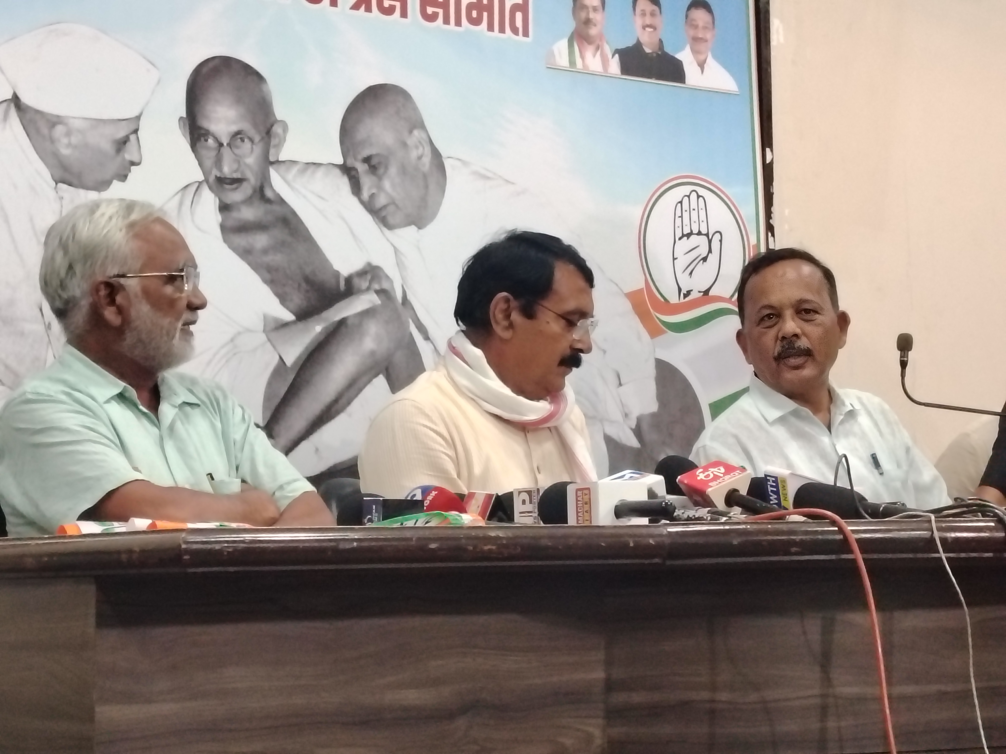 કોંગ્રેસ નેતા લાલજી દેસાઈની પ્રેસ કોન્ફરન્સ