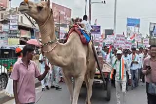 કોંગ્રેસે ઊંટલારી પર બાઈક, ગેસ સિલિન્ડર, ખાલી તેલના ડબ્બા મૂકીને વધતી મોંઘવારી અને સામાન્ય માણસ પર પડી રહેલા આર્થિક બોજનું પ્રતિકાત્મક પ્રદર્શન કર્યું