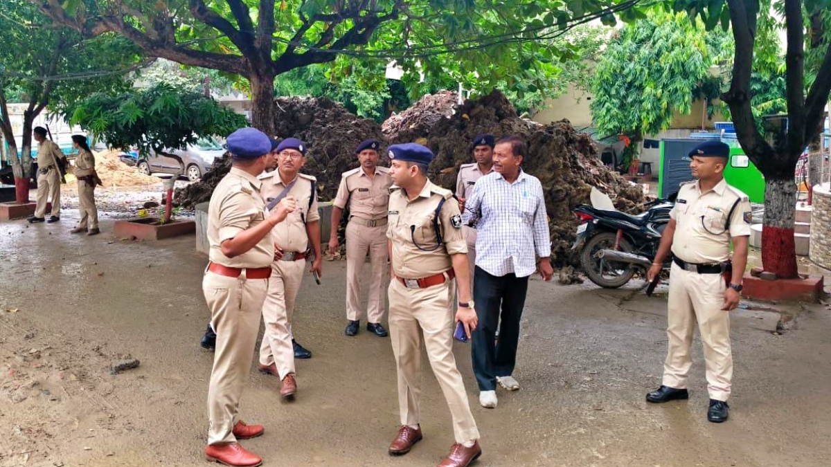 पटना में पुलिस कर रही छापेमारी