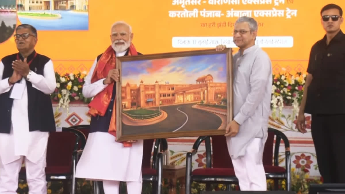 Railway Minister presenting picture of Jaisalmer Railway Station to PM