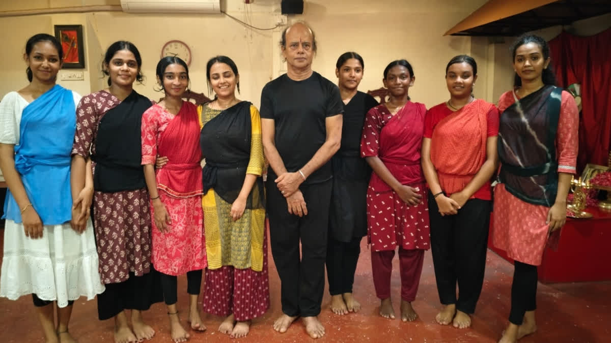 KERALA DANCE TROUPE ONLY TEAM THE 8 MEMBER ALL GIRL TROUPE BHARATHAKSHETRA ONLY TEAM FROM ASIA BLEND OF KATHAKALI KALARIPAYATTU
