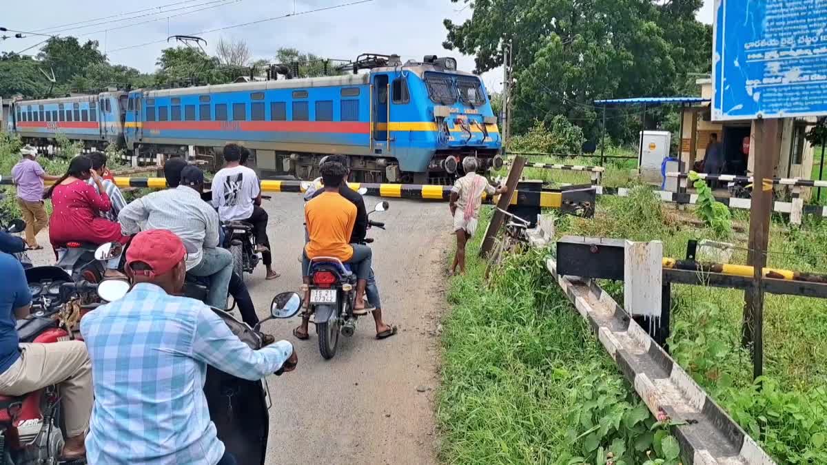 జగిత్యాలలోని మంగపేట రైల్వే గేట్​తో సమస్యలు