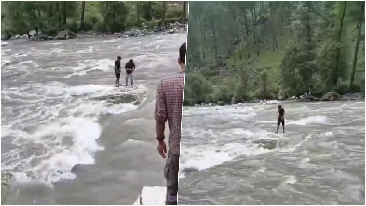 पार्वती नदी में फंसे सैलानी