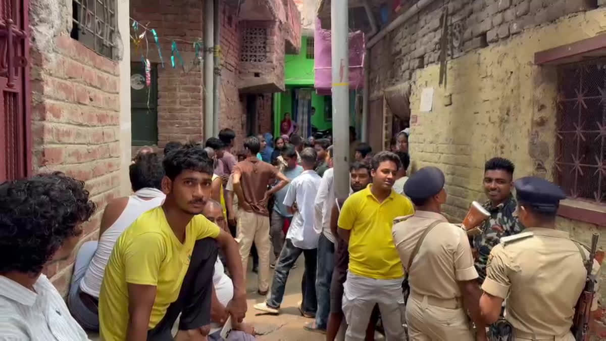 एक ही कमरे में मिले तीनों के शव