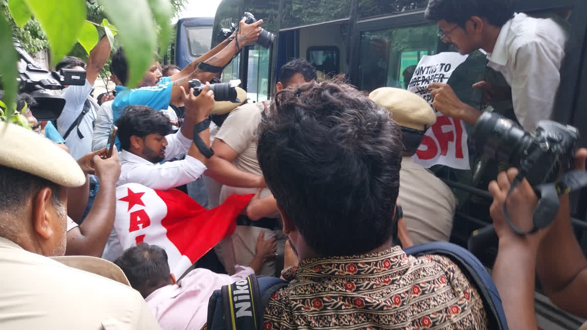 प्रदर्शन के दौरान पुलिस छात्रों को डिटेन करते हुए