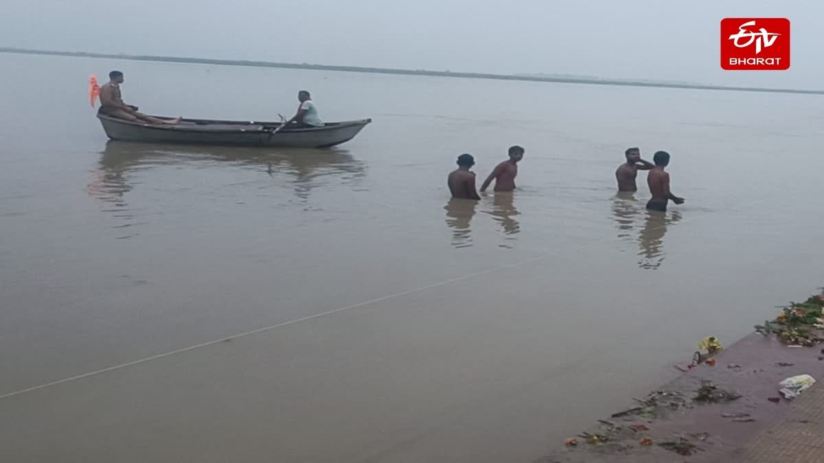 कानपुर में गंगा में बहे दो किशोर.