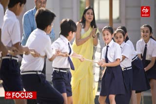 करीब एक चौथाई लड़कियां कभी स्कूल नहीं गईं.