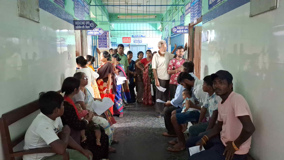 উত্তরবঙ্গ মেডিক্যালে কর্মবিরতির জের, উপচে পড়া ভিড় শিলিগুড়ি জেলা হাসপাতালে - North Bengal Medical College ETV BHARAT