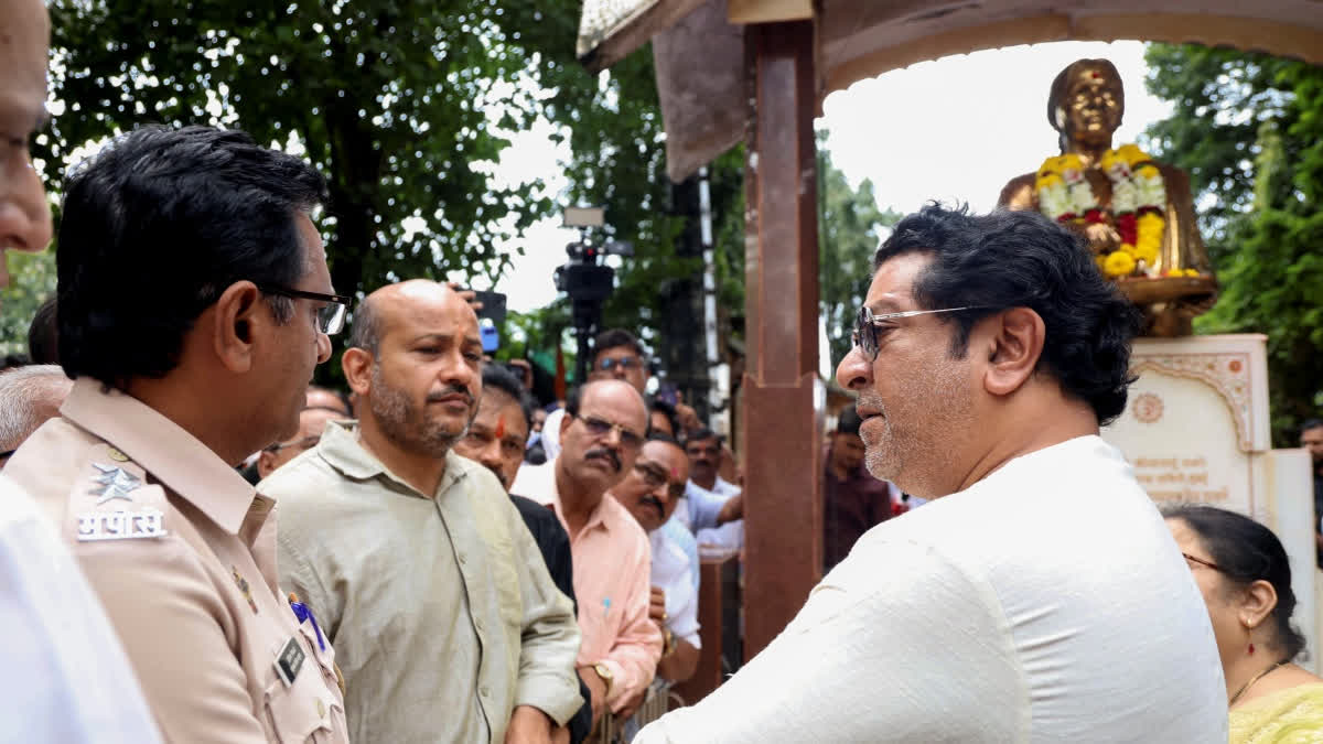 Paint Thrown On Statue Of Bal Thackeray's Wife Meenatai; Police Launch Probe