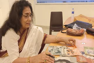 aarti-mukherji-sings-songs-on-the-day-of-mahalaya-2025-program-in-the-city