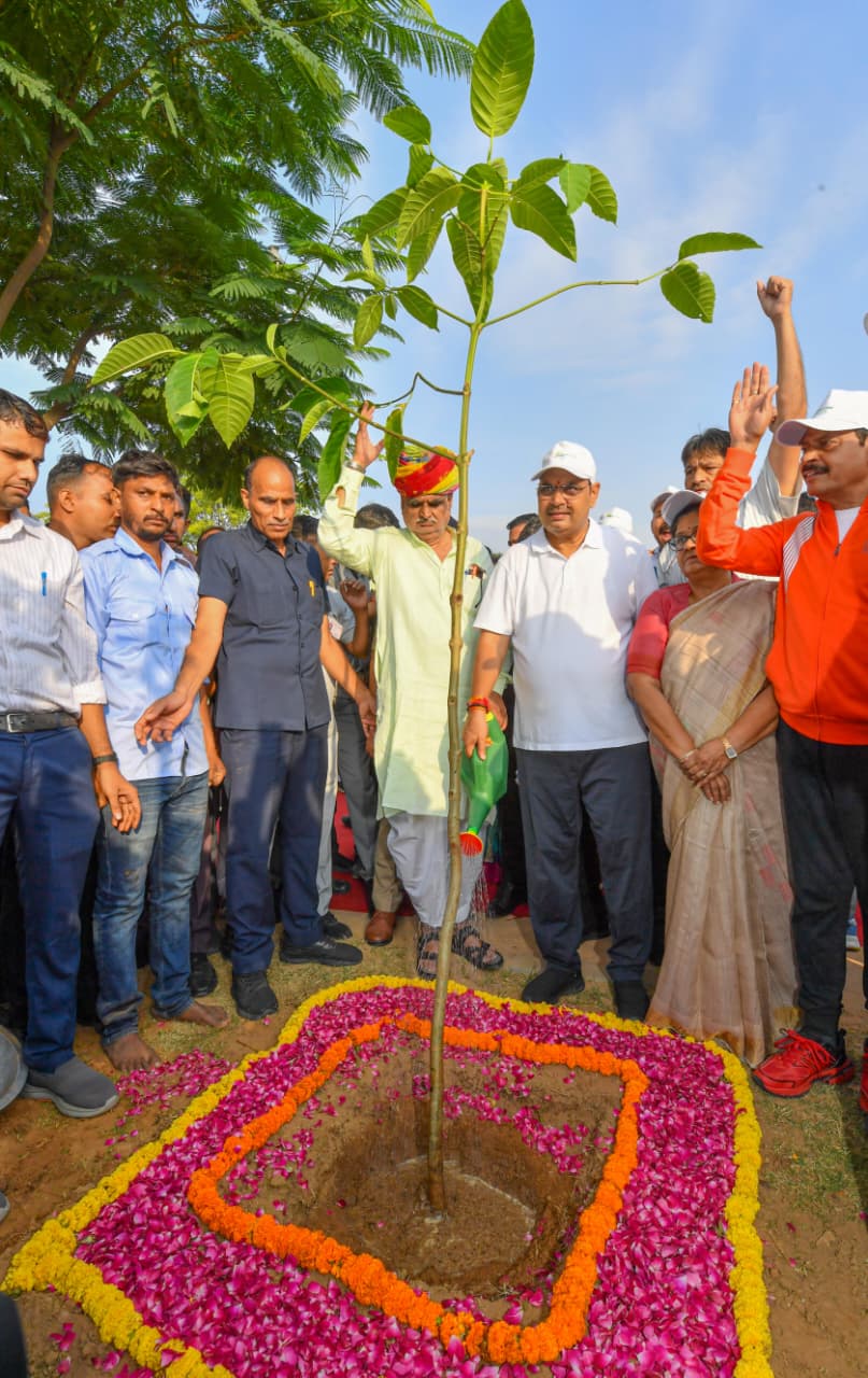 सीएम ने किया पौधारोपण