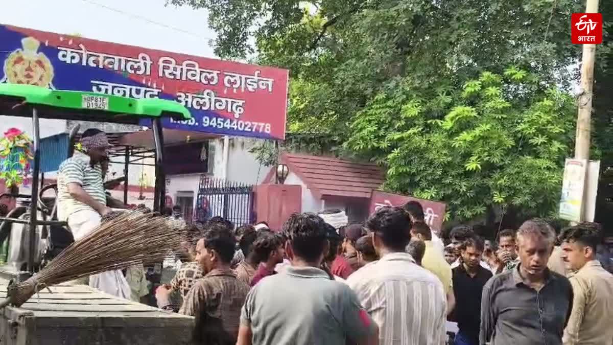 अलीगढ़ में सफाईकर्मी हड़ताल पर