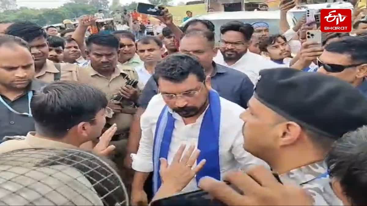 हमले के बाद सांसद चंद्रशेखर ने समर्थकों के साथ किया था हंगामा.