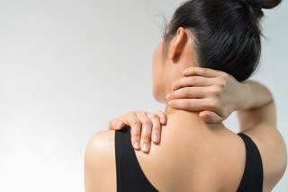 Why does shoulder pain worsen at night? Learn the causes and when it should not be ignored.