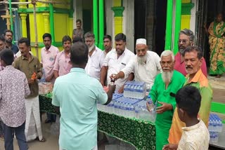 பக்தர்களுக்கு குளிர்பானம், மோர் கொடுத்து உபசரித்த இஸ்லாமியர்கள்