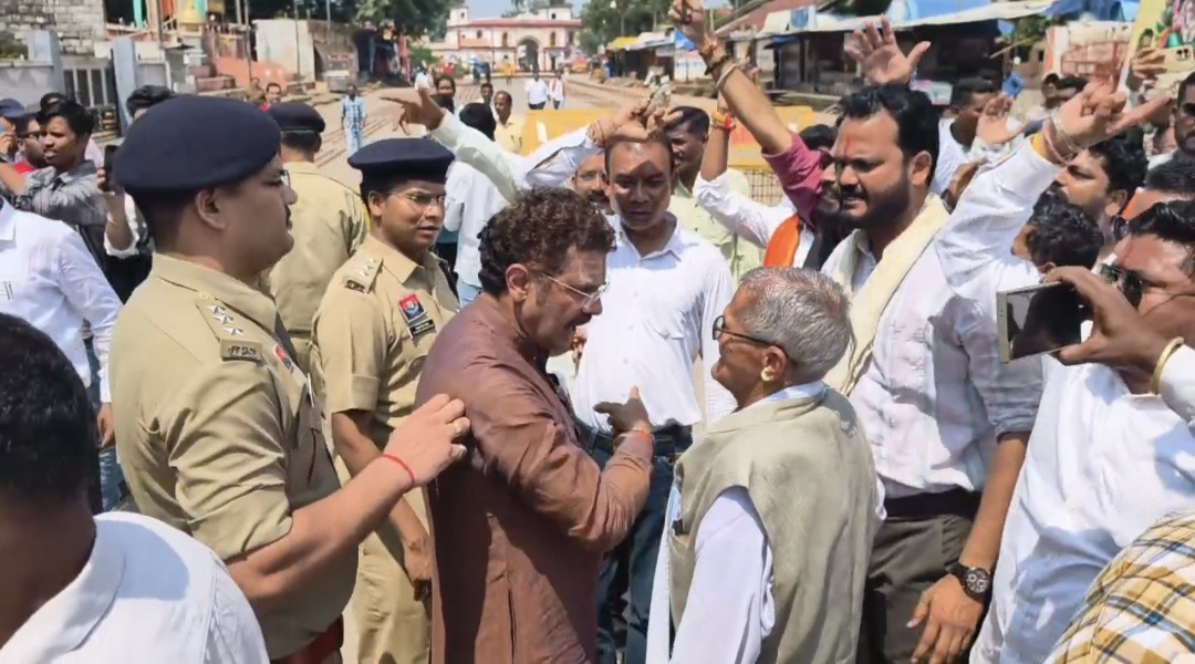 Jagdalpur Deepotsav Clash : बस्तर दीपोत्सव में भिड़े कांग्रेस-बीजेपी , विजय शर्मा से बहस के बाद बढ़ा विवाद 2 Deepotsav controversy bastar