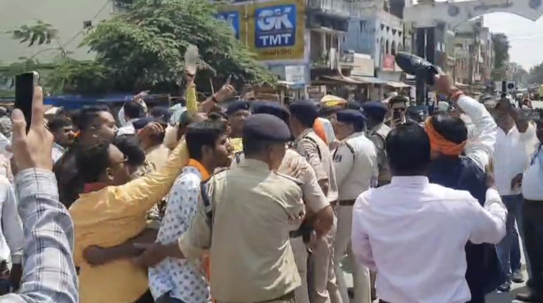 Jagdalpur Deepotsav Clash : बस्तर दीपोत्सव में भिड़े कांग्रेस-बीजेपी , विजय शर्मा से बहस के बाद बढ़ा विवाद 1 Deepotsav controversy bastar