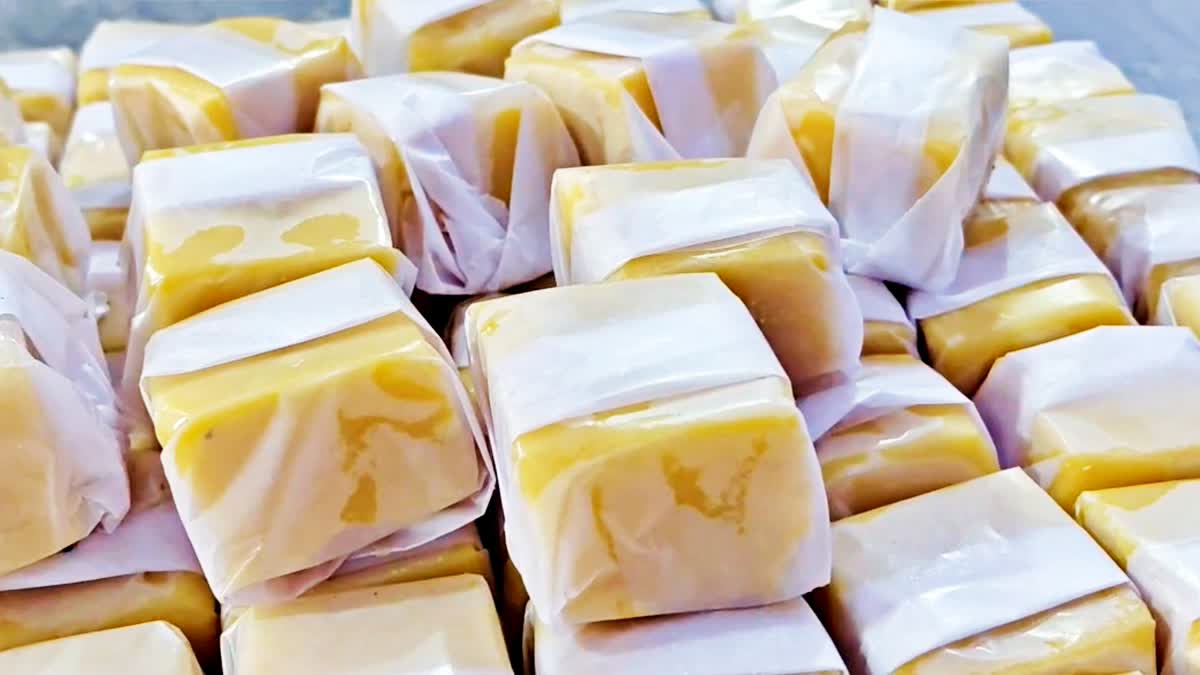 திருபாகம் ஸ்வீட் விற்பனைக்காக தயார் செய்யப்பட்டுள்ளது.