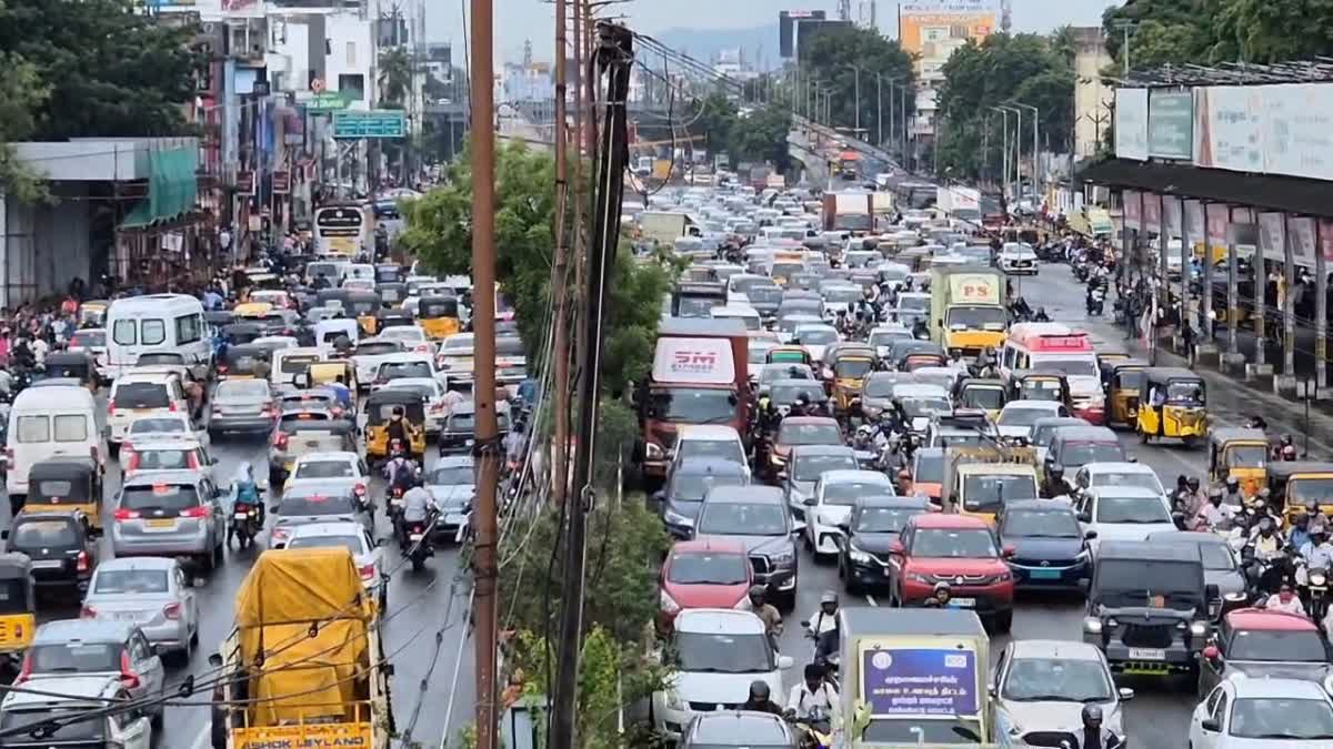 தீபாவளியை முன்னிட்டு சொந்த ஊர்களுக்கு படையெடுத்த பொதுமக்கள்! ஸ்தம்பித்தது ஜிஎஸ்டி சாலை!