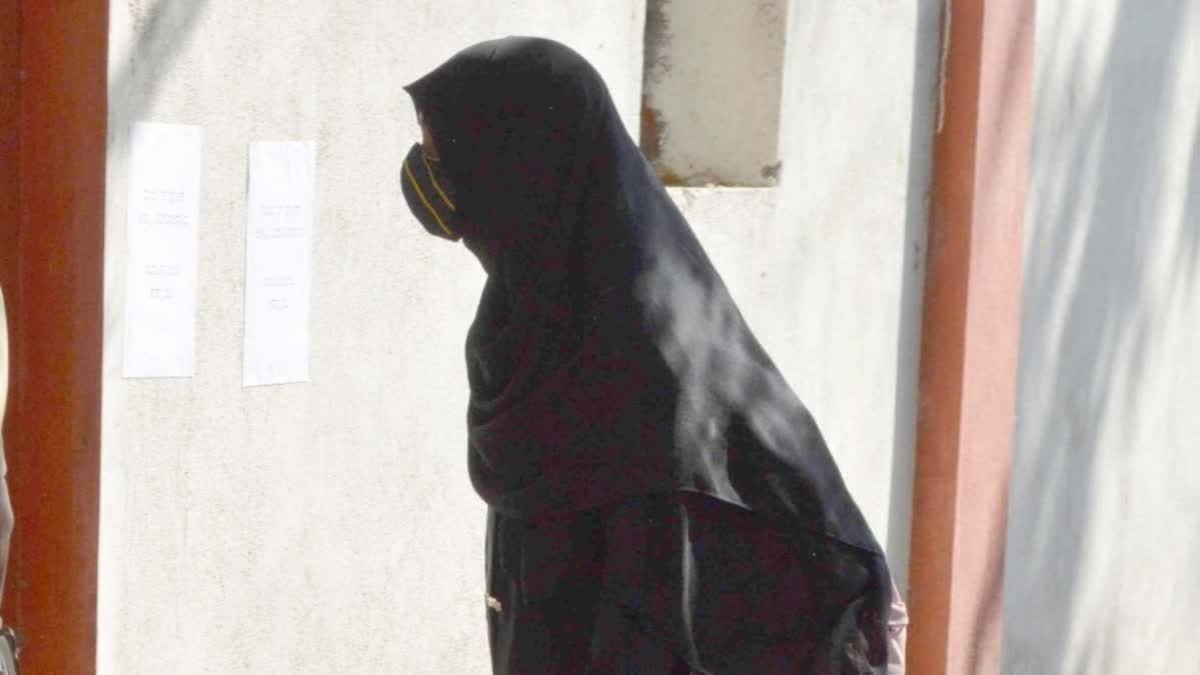 حجاب پہننے سے روکا گیا تو طالبہ نے اسکول کو ہی الوداع کہہ دیا