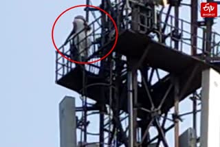 मिर्जापुर में मां ने डांटा तो मोबाइल टावर पर चढ़ी किशोरी.