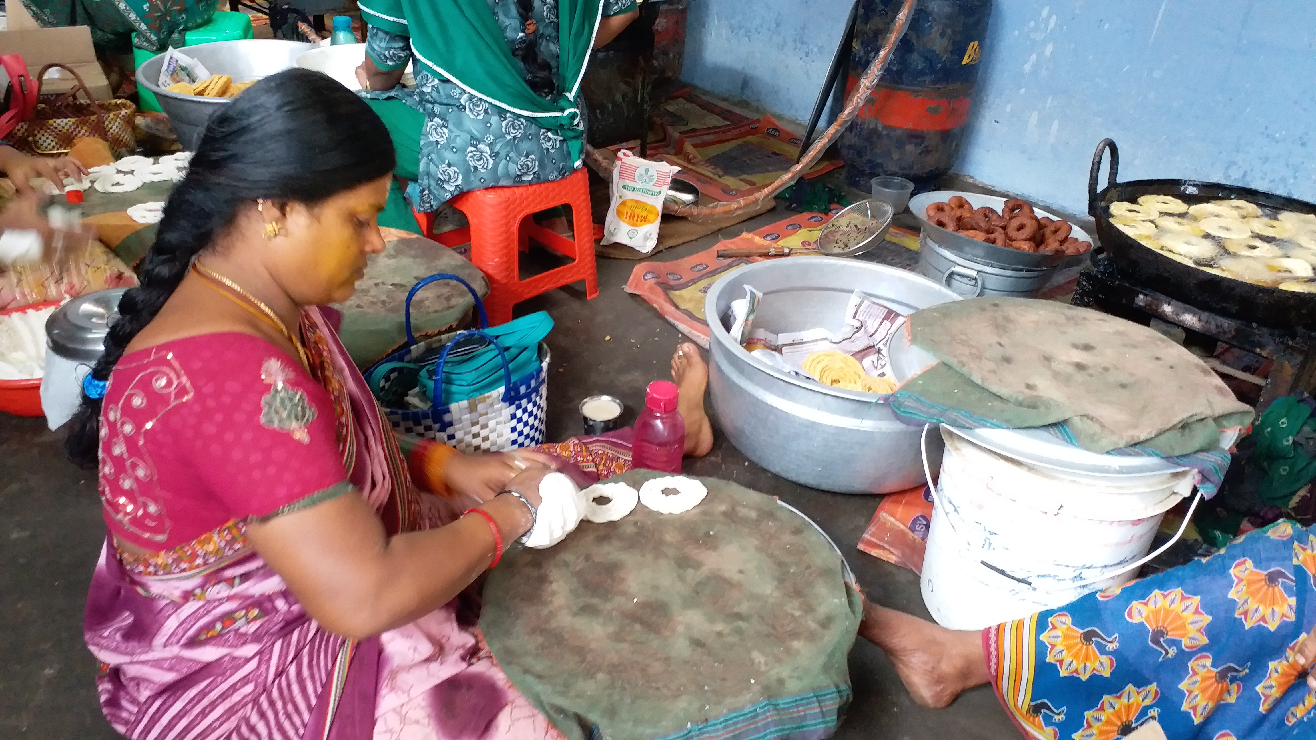 முறுக்கு சுற்றும் பெண்கள்