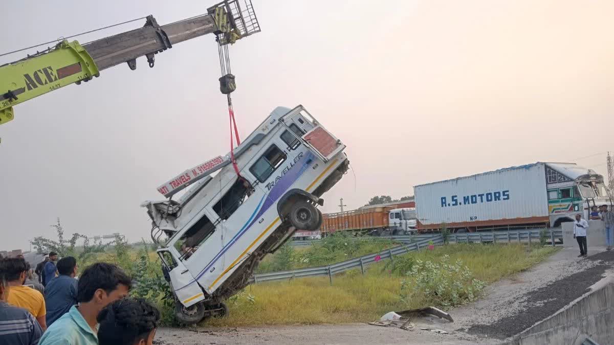 पुलिया से नीचे गिरी ट्रैवलर