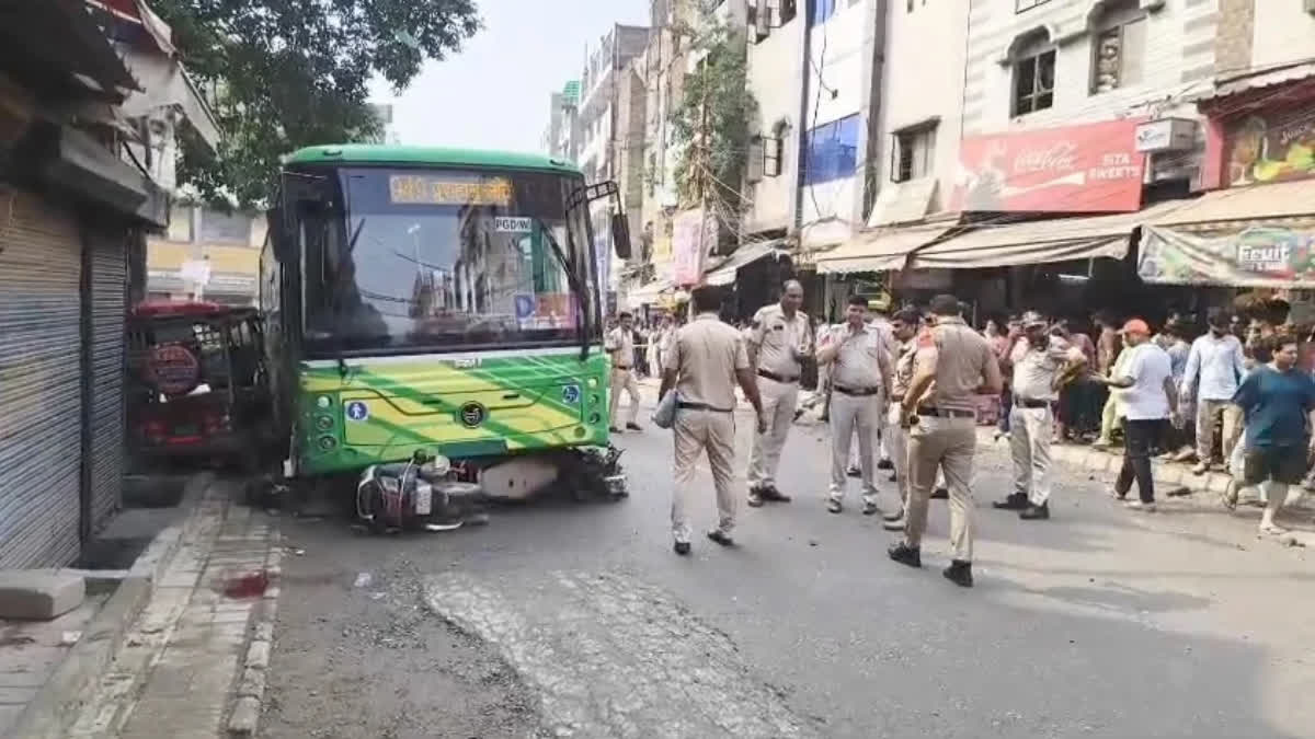 दिल्ली: तेज रफ्तार DTC बस का कहर, कई वाहनों को मारी टक्कर, एक की मौत और कई घायल