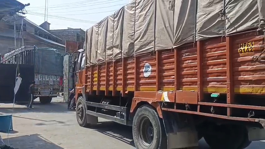کولگام فروٹ منڈی میں کاروباری سرگرمیاں عروج پر، مقامی معیشت کو مل رہا فروغ