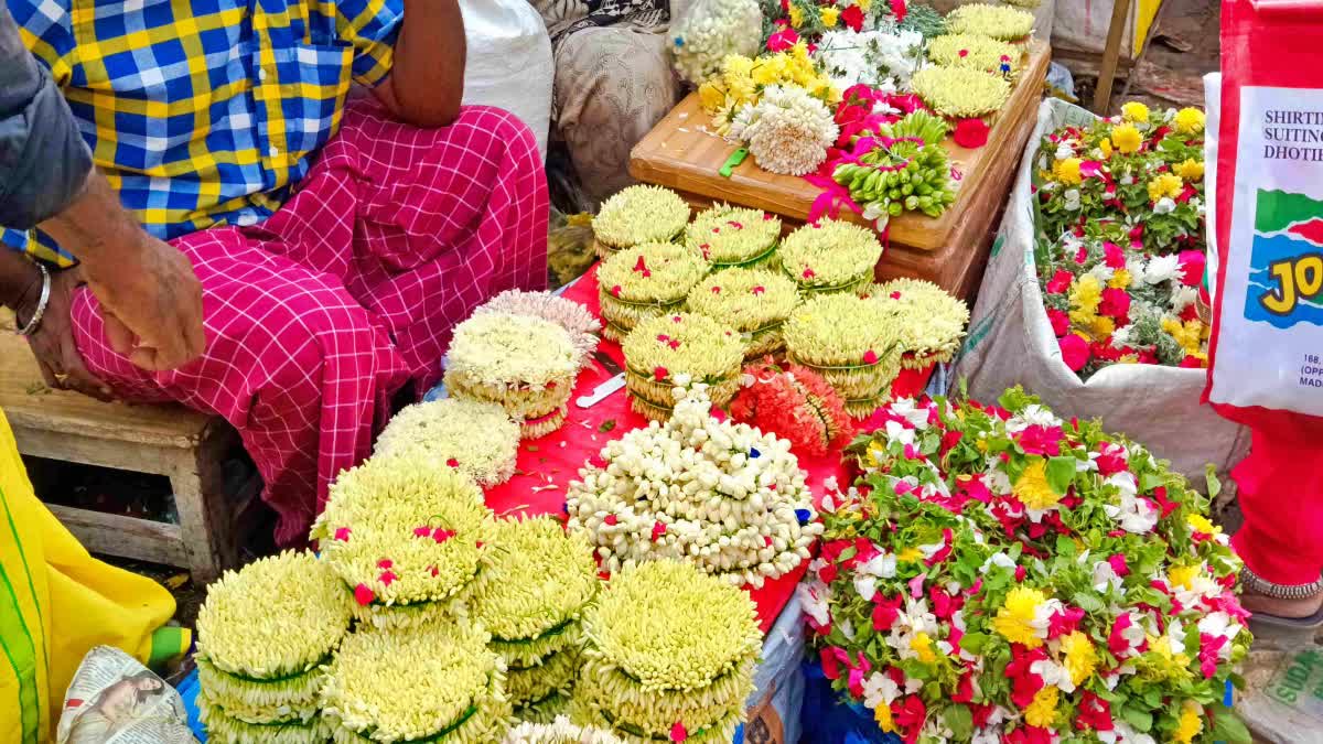 விற்பனைக்காக வைக்கப்பட்டுள்ள பூக்கள்