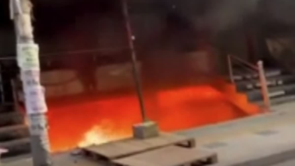 मेट्रो स्टेशन के पास बेसमेंट में लगी आग